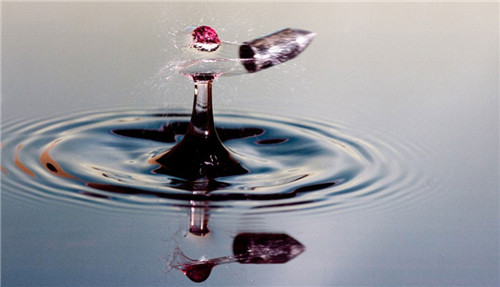 荷兰摄影师抓拍子弹穿透水滴瞬间场景