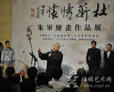    5月17日，著名画家范曾在展览开幕式上点评弟子朱军的绘画作品。