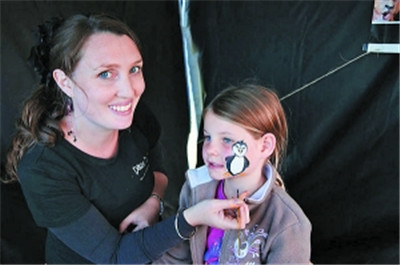 新西兰艺术家在女儿脸上作画练成出名脸绘大师