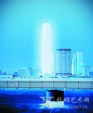 德国艺术家Carsten Nicolai将一系列灯光错落有致地投射在ICC外墙，让香港最高建筑晚间化作一座灯塔