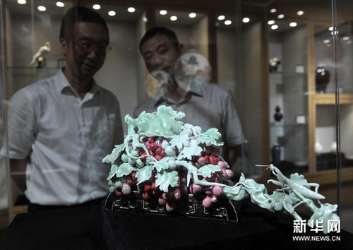 两位参拍人员在预展中观看涂金水参拍作品