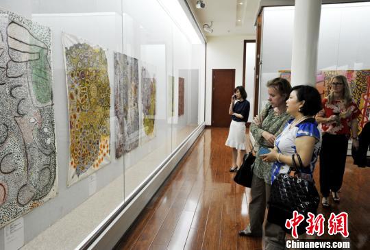 民众参观澳大利亚土著艺术展