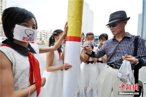 安徽合肥小学生禁烟行为艺术