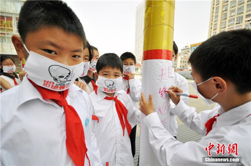 安徽合肥小学生禁烟行为艺术