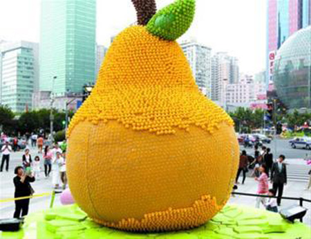 上海小黄鸭集结而成的艺术装置作品“鸭梨“ 近半小黄鸭惨遭游客拔走