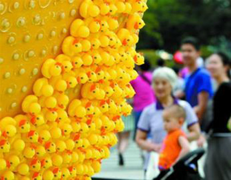 上海小黄鸭集结而成的艺术装置作品“鸭梨“ 近半小黄鸭惨遭游客拔走