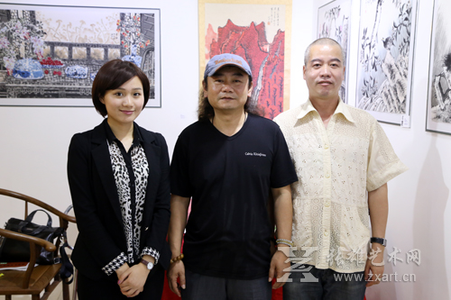 鲁海平先生（中）、郑贵华先生（右）与张雄艺术网主持人在展厅内合影
