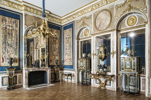 卢浮宫博物馆内修缮后即将盛装重开的路易十四至路易十六展厅