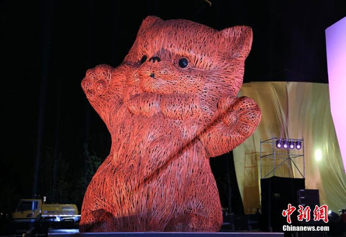 霍夫曼继大黄鸭之后又推新作“粉红猫”