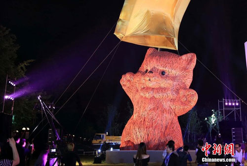 霍夫曼继大黄鸭之后又推新作“粉红猫”