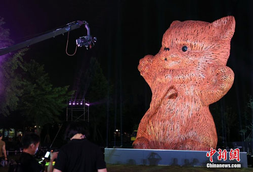 霍夫曼继大黄鸭之后又推新作“粉红猫”