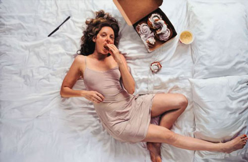 美国女艺术家自画像逼真似照片 探索女性对待食物的态度