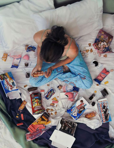 美国女艺术家自画像逼真似照片 探索女性对待食物的态度