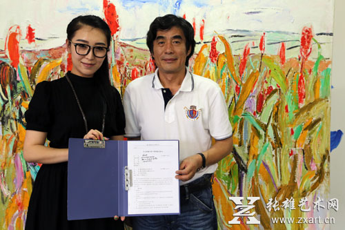著名画家张立平教授（右）与张雄艺术网主持人杨琳（左）合影