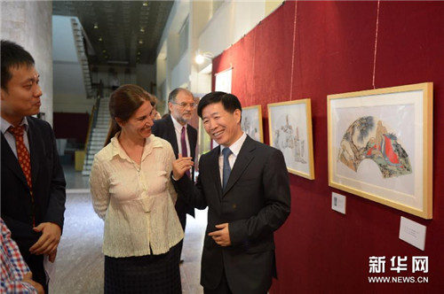 庆祝中阿建交65周年“中国扇面画展”在阿尔巴尼亚举行