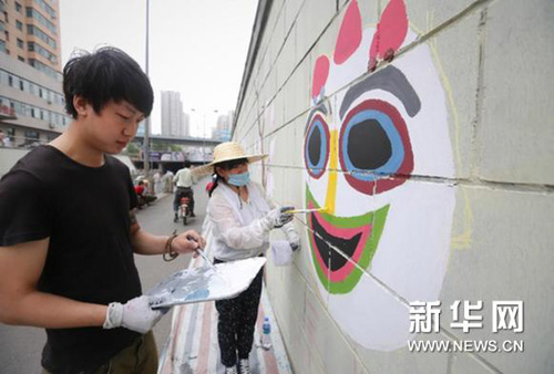 辽宁沈阳鲁迅美术学院大四学生手绘千余米长的墙面