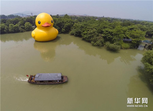 大黄鸭之父霍夫曼亮相杭州西溪湿地助力爱心公益 