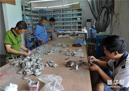 景德镇陶瓷考古研究所工作人员在整理落马桥窑遗址出土瓷器残片