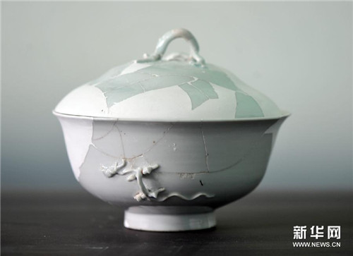 落马桥窑遗址出土的元白釉堆雕螭龙瓷器修复件