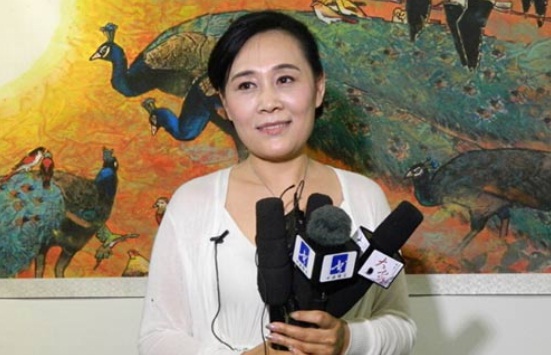 曾迎春接受记者采访