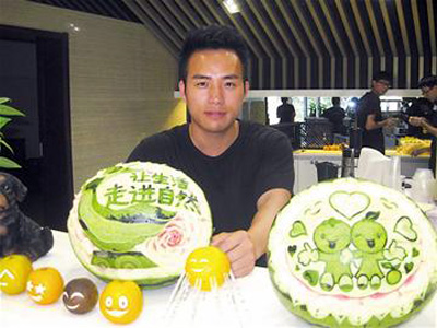 厦门西瓜雕刻师赴世园会制作西瓜艺术品引惊叹