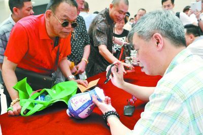 　免费鉴宝的现场人头涌涌，市民十分踊跃。