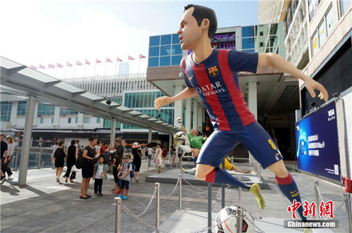 八位球星人型雕像亮相香港尖沙咀码头