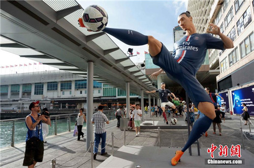八位球星人型雕像亮相香港尖沙咀码头