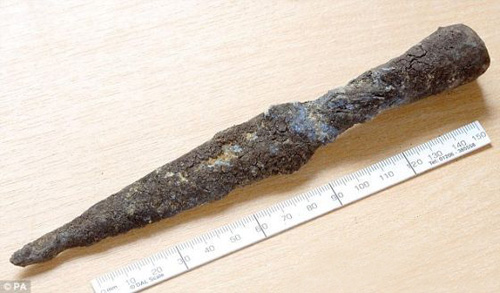 考古学家在英北爱尔人工湖发现珍贵文物