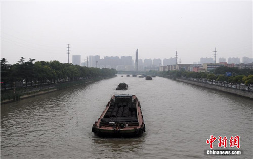 6月22日,一艘船只从京杭大运河无锡段驶过.