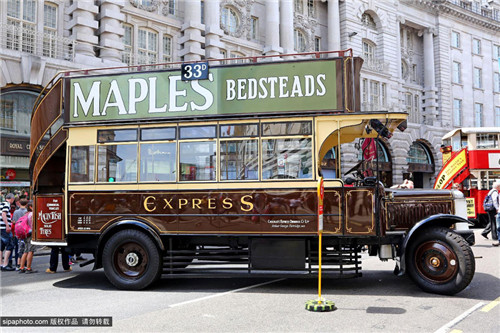 英国举办巴士车巡游活动 庆祝巴士车服务185周年