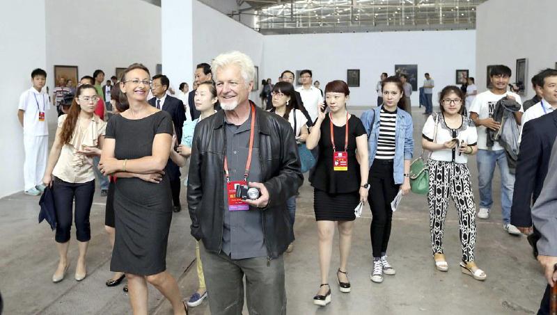 中外嘉宾和观众参观展览