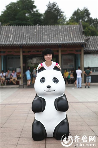 百只熊猫雕塑乘公交环游“快闪”济南