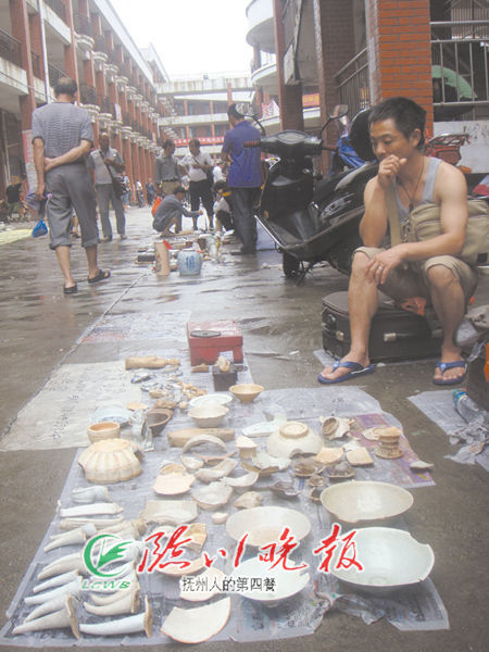 要卖这些藏品，胡小华一脸的无奈。