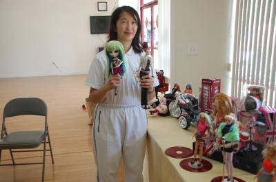  娃娃达人苏琦雯如今珍藏的各式娃娃超过300只。(美国《世界日报》/高梓原 摄)