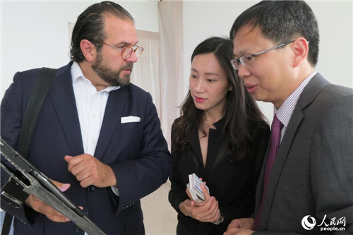 法国商户与荣力集团有限公司董事长梁东升商谈业务