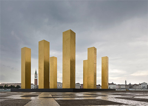 　2014威尼斯建筑双年展最令人惊叹的装置作品非Heinz Mack的九根定海神针莫属
