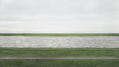 Andreas Gursky《莱茵河II》(1999)，2011年在佳士得拍卖会上拍得430万美元。