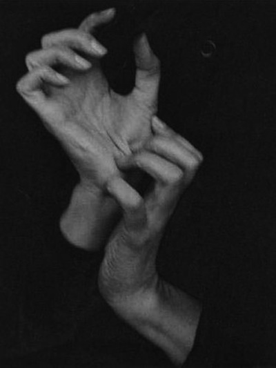 Alfred Stieglitz(阿尔弗雷德•施蒂格利茨)《Georgia O’Keeffe (Hands) 乔治娅•奥基弗》 (1919)，2006年2月在纽约苏富比拍卖会拍得147万美元。