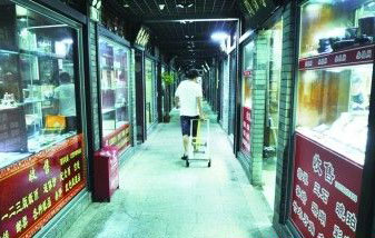7月1日,长沙市天心阁古玩城,"歇夏期"开启,古玩城邮币市场很冷清.