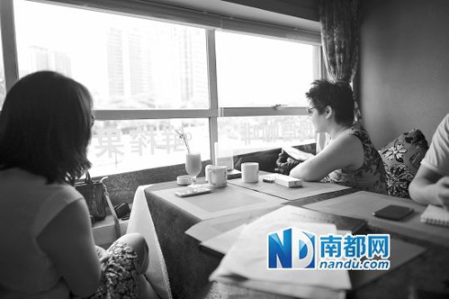 刘小姐等投资人在商讨维权对策