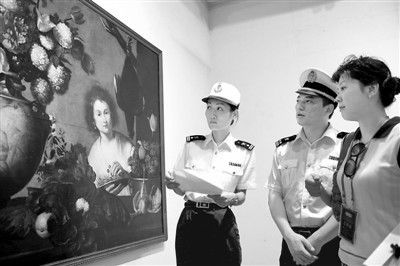    南京海关现场监管查验进境参展油画。  