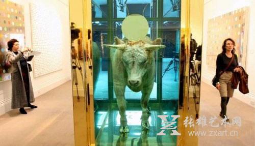 　达明安·赫斯特《金犊》
