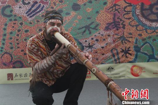 澳大利亚原住民表演土著艺术。