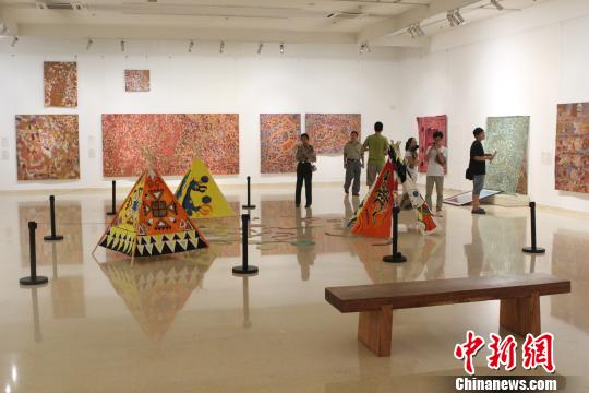 澳大利亚土著艺术作品展现场。