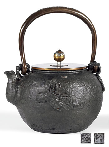 Lot 9782  龟文堂造 梅泉形制嵌银山水家屋老铁壶 (19.5cm H 22.5cm)