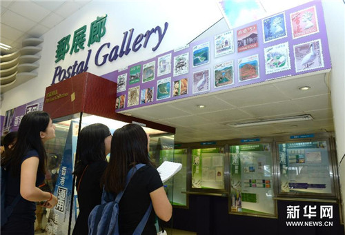 市民参观“2014年香港通用邮票”展示厅