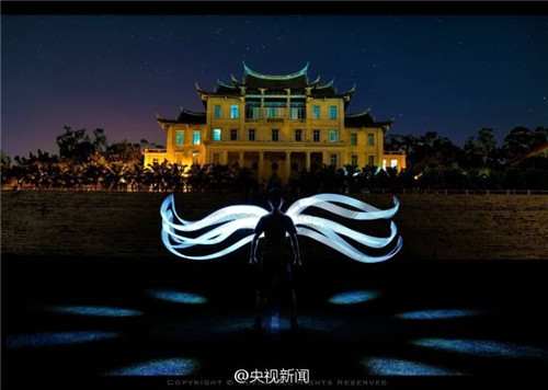 厦大毕业生用光影涂鸦告别母校
