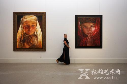   艺术家燕娅娅在作品前