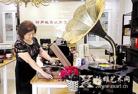   店内的工作人员向记者介绍留声机的播放。 梁 骁摄 